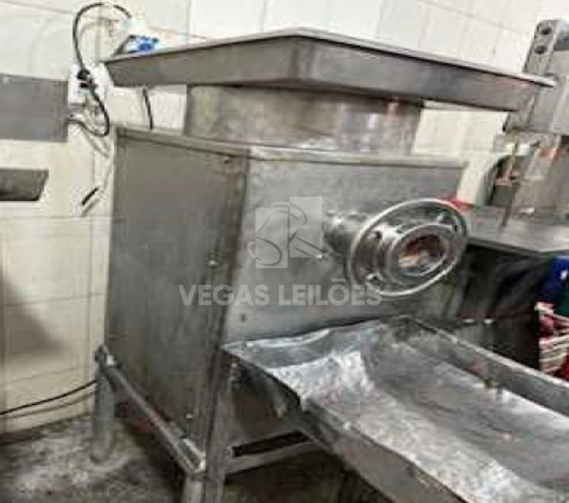 Lote: 17.4 Tipo: Máquina/Equipamento Descrição: 2. Um Moedor de Carnes marca Emo - leilão judicial - Não informado BR - lance mínimo R$ 1.020