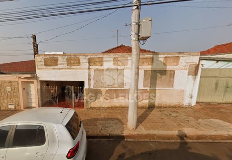 “UMA CASA DE MORADA estilo bangalô, construída de tijolos e coberta de telhas, c - leilão judicial - Jaú/SP SP - lance mínimo R$ 263.056
