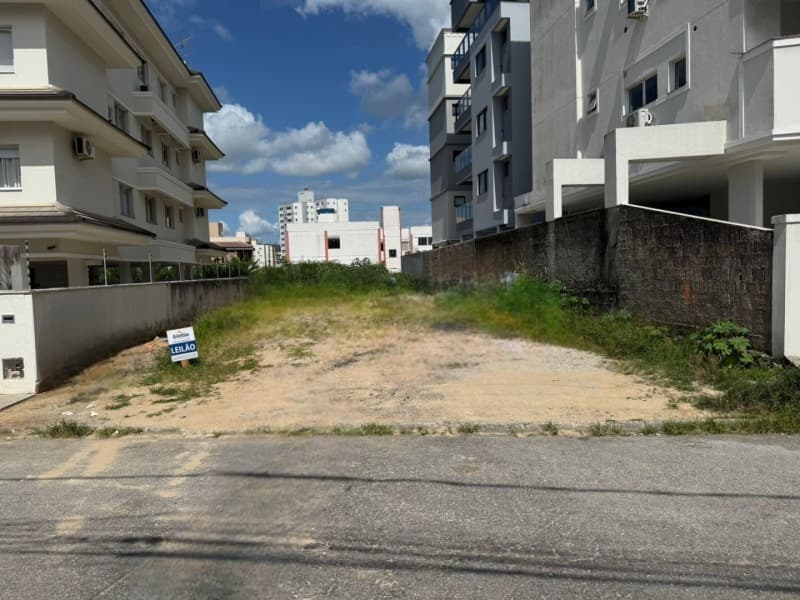 Um terreno situado no perímetro urbano, designado por lote 03, da quadra 27, do - leilão extrajudicial - Palhoça/SC SC - lance mínimo R$ 650.000