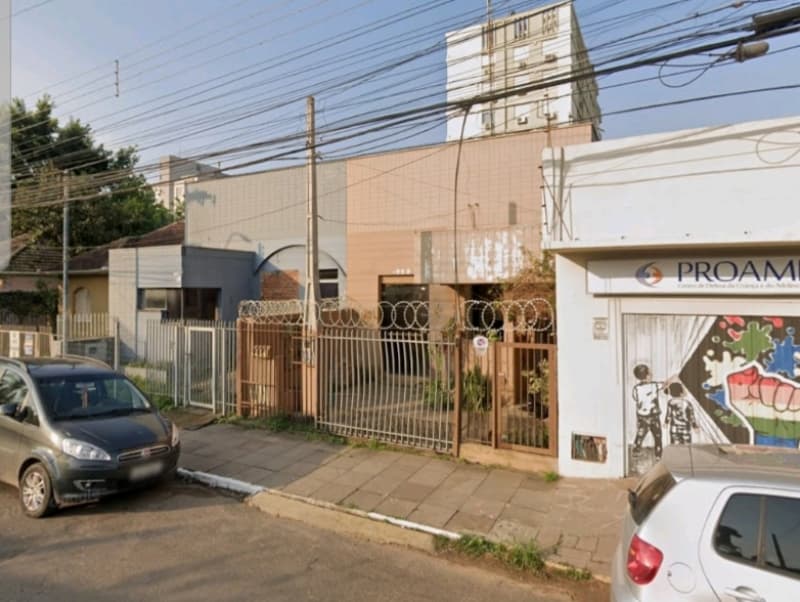 UMA CASA DE MATERIAL, própria para moradia, com janela e porta na frente, à Rua - São Leopoldo/RS RS - lance mínimo R$ 145.000