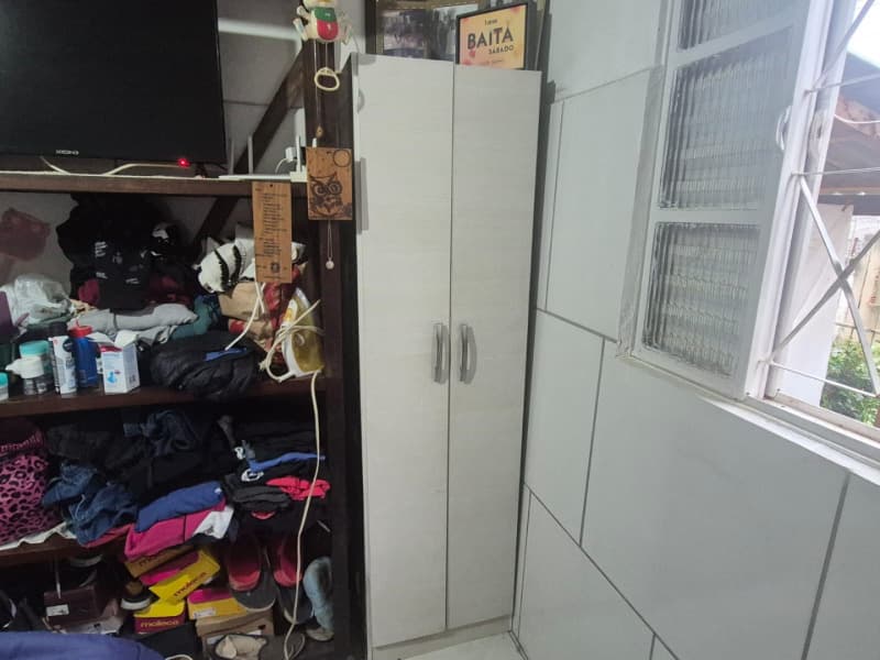 UM ROUPEIRO duas portas em MDF. - Não informado BR - lance mínimo R$ 75