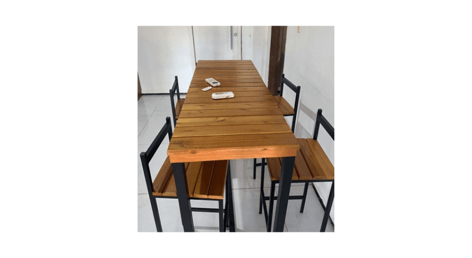 Conjunto de mesa e 4 banquetas. CAPINZAL DO NORTE MA - leilão judicial - CAPINZAL DO NORTE MA - lance mínimo R$ 300