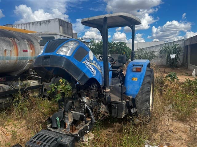 TRATOR NEW HOLLAND - leilão extrajudicial - Não informado BR - avaliação R$ 20.500