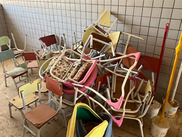 MATERIAL INSERVÍVEL/ DIVERSOS MATERIAIS - leilão extrajudicial - Não informado BR - avaliação R$ 300