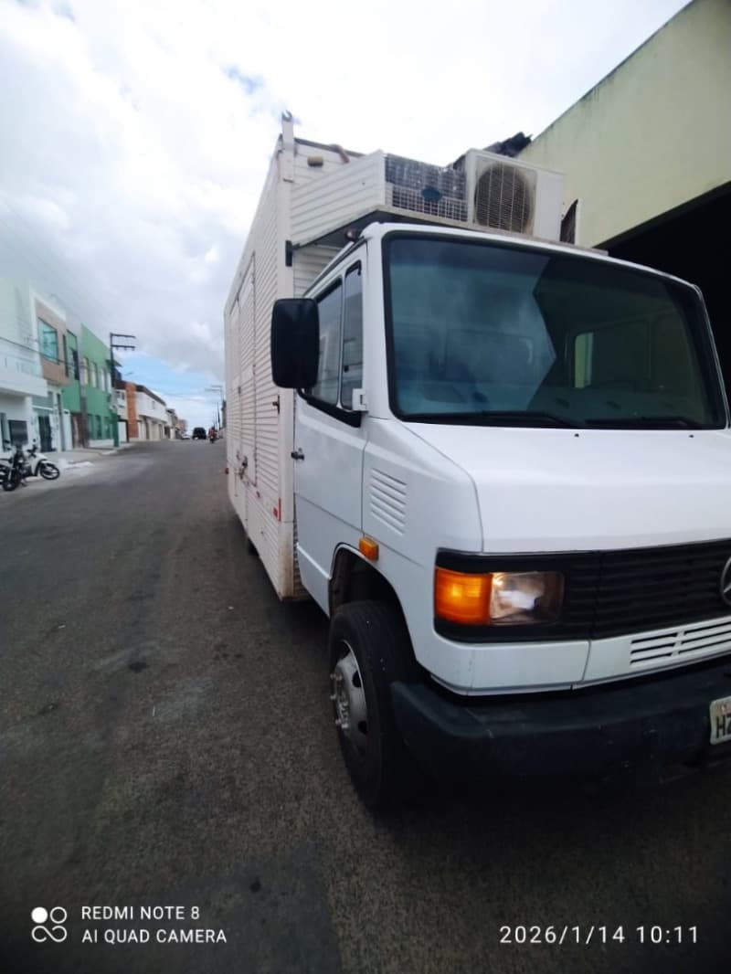 Um CAMINHÃO MB-710 (FURGÃO), Ano/modelo 2000/2000, branco, Diesel, Chassi: 9BM68 - leilão extrajudicial - Ribeirópolis / SE SE - lance mínimo R$ 90.000