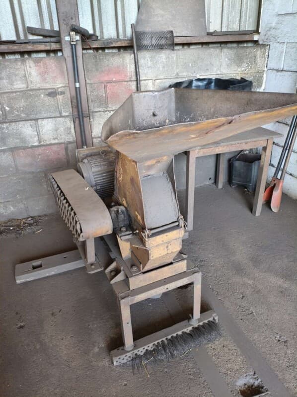 01 (UM) MOINHO DE FACAS PARA LABORATÓRIO/MINERAÇÃO, COM MOTOR ELÉTRICO KOHLBACH, 220 – 254 - leilão judicial - Não informado BR - lance mínimo R$ 6.000