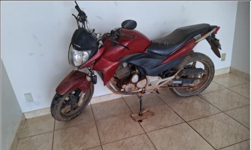 UMA MOTOCICLETA HONDA/CB 300R, PLACA OPN-9964, ANO 2013/2013, COR VERMELHA, CHASSI 9C2NC49 - leilão judicial - Não informado BR - lance mínimo R$ 8.000