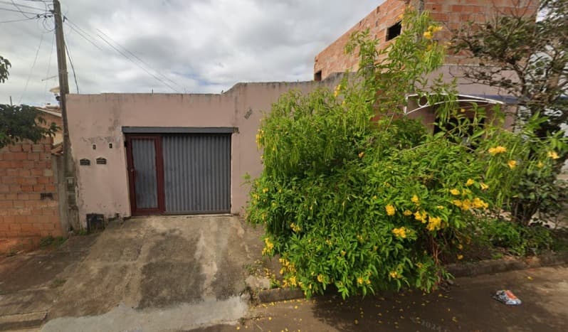 Uma casa de residência e suas benfeitorias, situado a Rua Das Sargento Gislei Oliveira Reis, nº 320,... - leilão judicial - Araxá MG - lance mínimo R$ 300.000