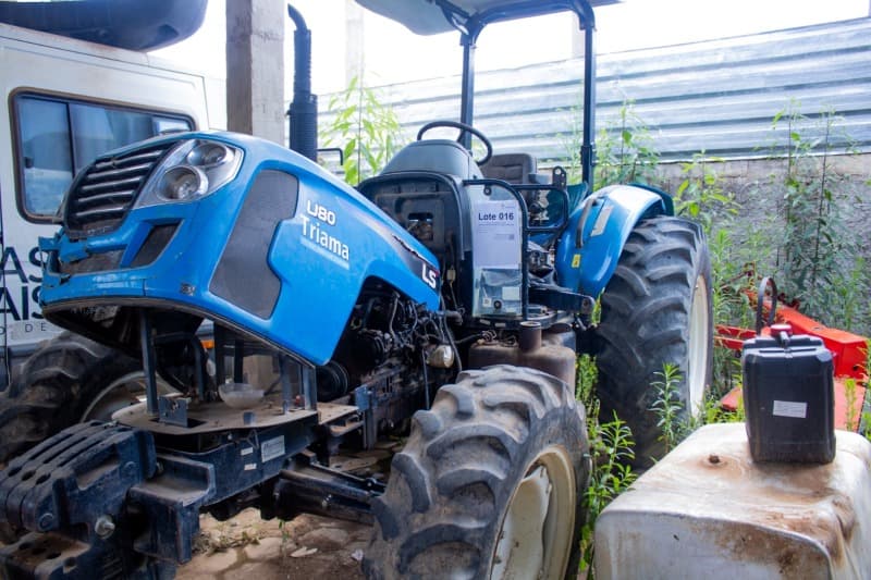 TRATOR LS U80, COR AZUL - leilão extrajudicial - Não informado BR - lance mínimo R$ 20.000