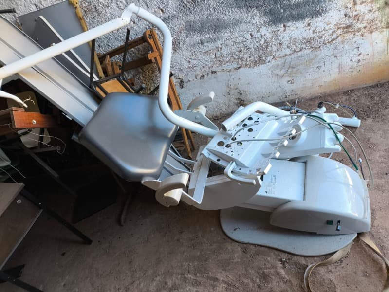 CADEIRAS ODONTOLÓGICAS QUEBRADAS, TOALIZANDO 02 (DUAS) CADEIRAS INCOMPLETAS, MARCAS VARIADAS - leilão extrajudicial - Não informado BR