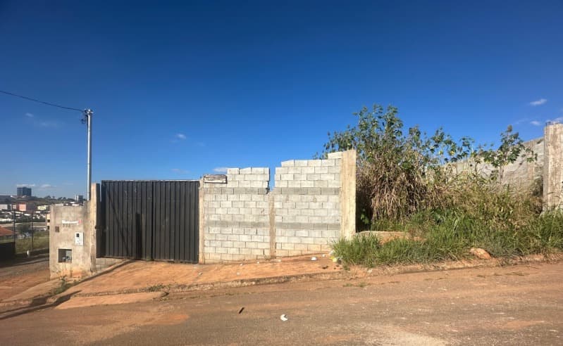 Um terreno urbano, com a área de 464,37m², situado nesta cidade de Alfenas - MG, na Rua Guaicuru, co... - leilão extrajudicial - Alfenas MG - lance mínimo R$ 76.819