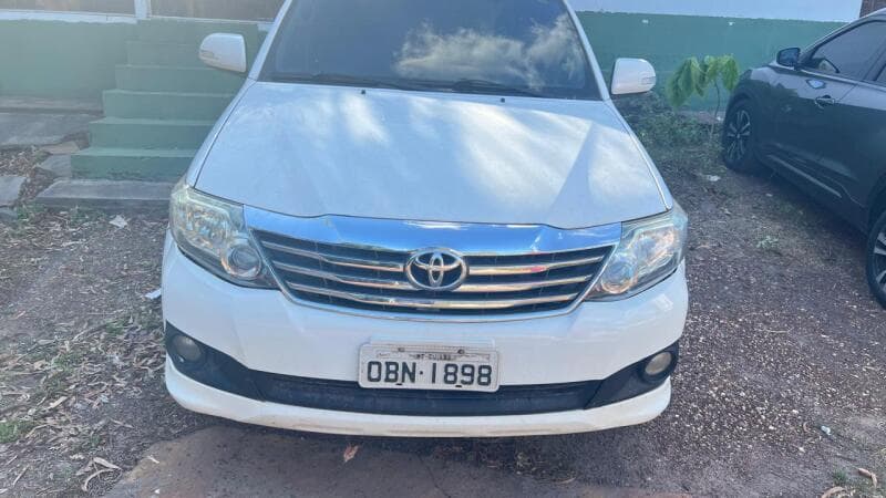 TOYOTA HILUX SW4 4X2SR 2013 (modelo 2014) de cor Branca, final de chassi 5005782 - leilão extrajudicial - Cuiabá / MT MT - lance mínimo R$ 40.000