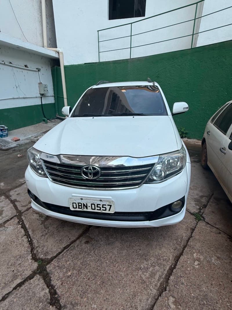 TOYOTA HILUX SW4 4X2SR 2013 (modelo 2014) de cor Branca, final de chassi 5005807 - leilão extrajudicial - Cuiabá / MT MT - lance mínimo R$ 45.000