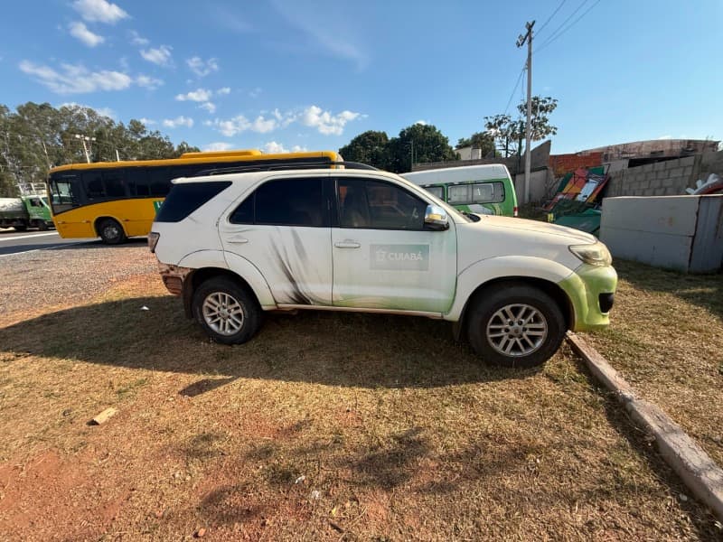 TOYOTA HILUX SW4 4X2SR 2013 (modelo 2014) de cor Branca, final de chassi 5005800 - leilão extrajudicial - Cuiabá / MT MT - lance mínimo R$ 35.000