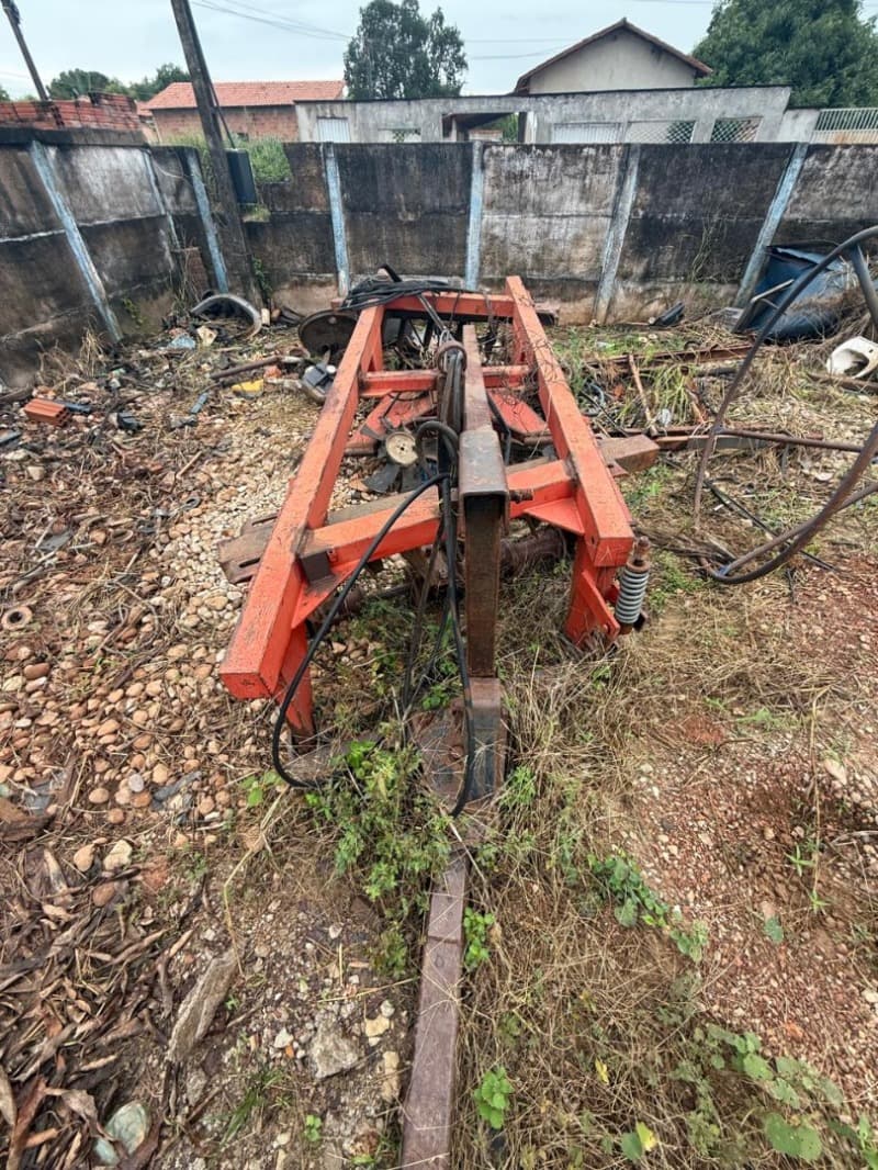 Grade de arrasto cor vermelha parcialmente desmontada - leilão extrajudicial - Juarina / TO TO - lance mínimo R$ 1.500