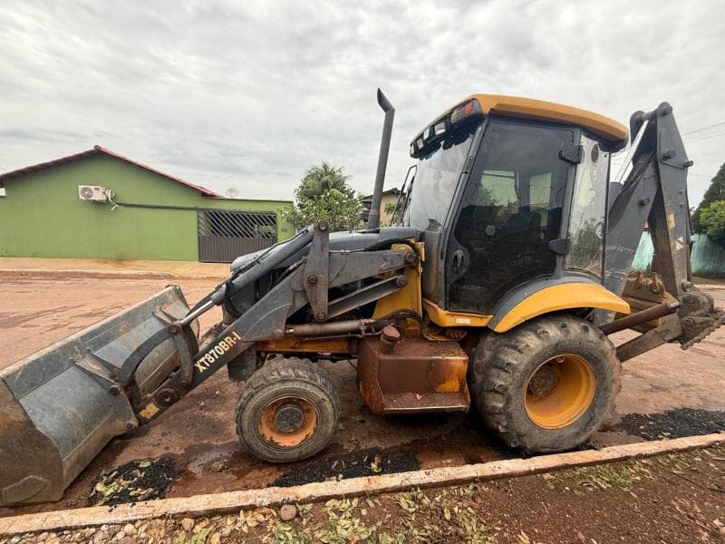 Retroescavadeira Case XT870BR-I, ano 2020, cor amarela, Chassi UG08700LLPA00829. - leilão extrajudicial - Juarina / TO TO - lance mínimo R$ 65.000