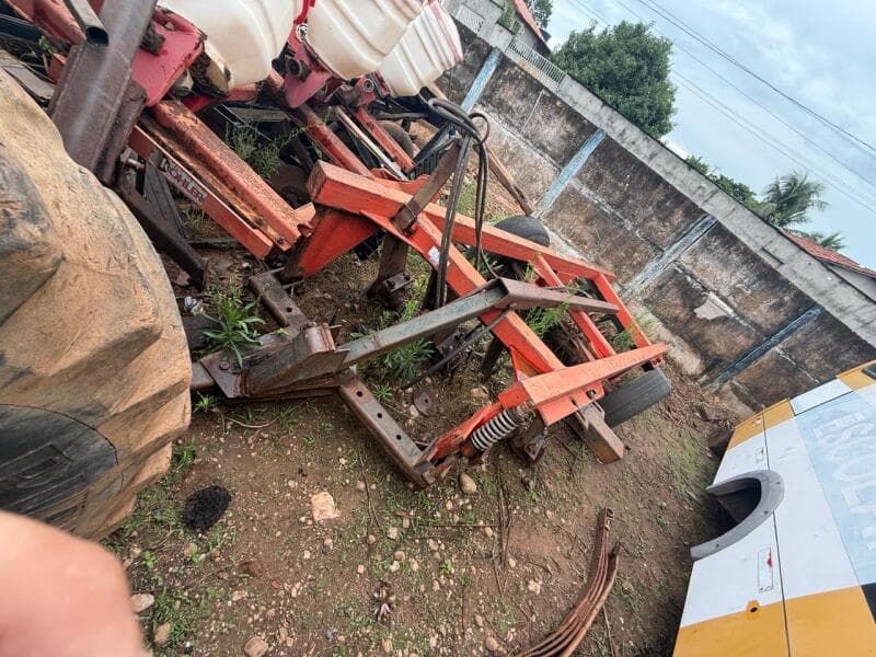 Chassi grade de arrasto Kohler cor vermelha com pneus etiqueta 214 - leilão extrajudicial - Juarina / TO TO - lance mínimo R$ 2.000