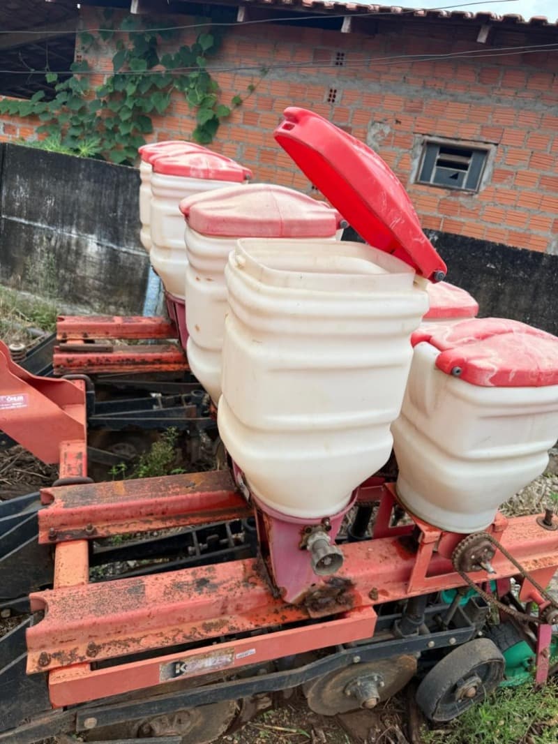 Plantadeira Kohler 4 linhas, plaqueta 2100 - leilão extrajudicial - Não informado BR - lance mínimo R$ 1.500