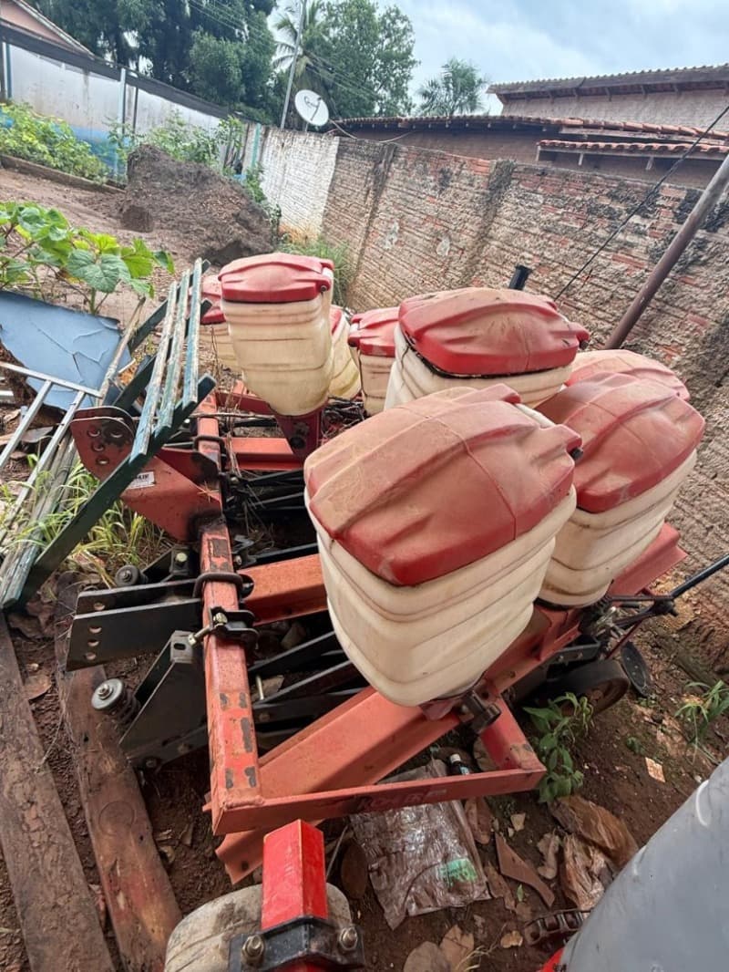 Plantadeira Kohler 4 linhas, plaqueta 2099 (garagem Prefeitura) - leilão extrajudicial - Não informado BR - lance mínimo R$ 1.100