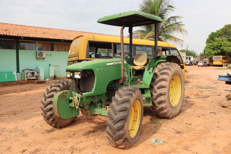 Trator John Deere 5075E, cor verde, identificador 1BM5075EVJ4005372 - leilão extrajudicial - São Sebastião do Tocantins / TO TO - lance mínimo R$ 35.000