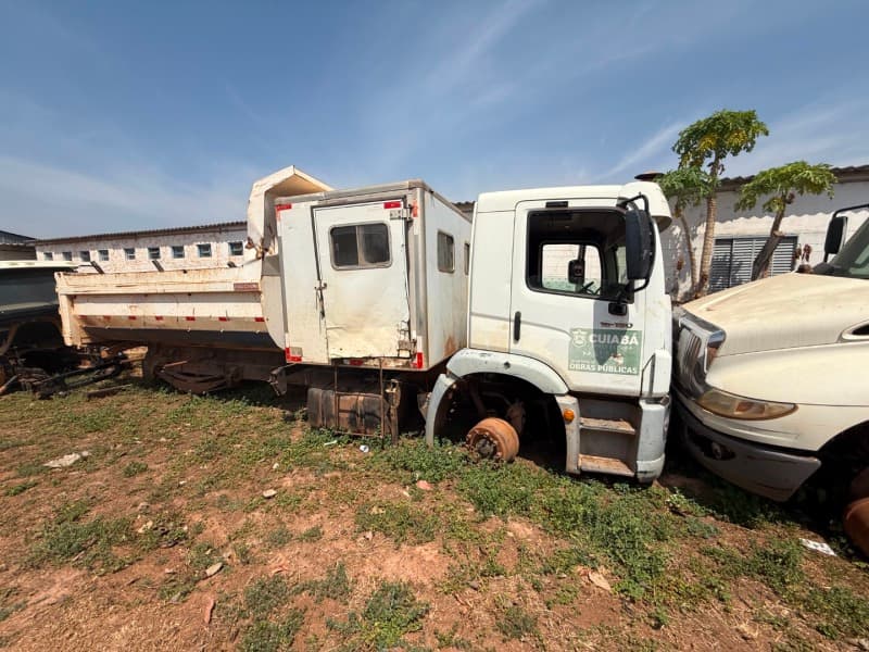 caminhão VOLKSWAGEN 15.180 CNM 2011 de cor Branca, final de chassi R168180 placa - leilão extrajudicial - Cuiabá / MT MT - lance mínimo R$ 22.000