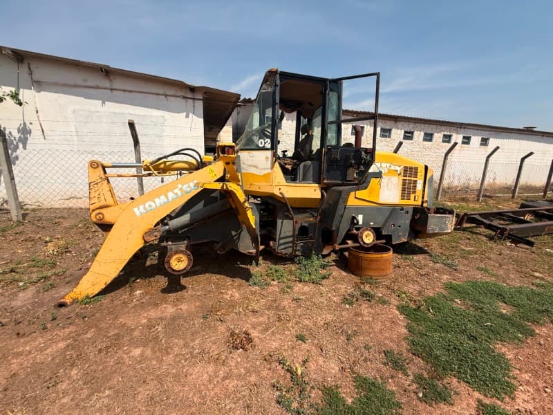 PÁ CARREGADEIRA WA-200, ANO 2009, COR AMARELA, CHASSI: *КМTWA052/51B10858* - leilão extrajudicial - Cuiabá / MT MT - lance mínimo R$ 30.000