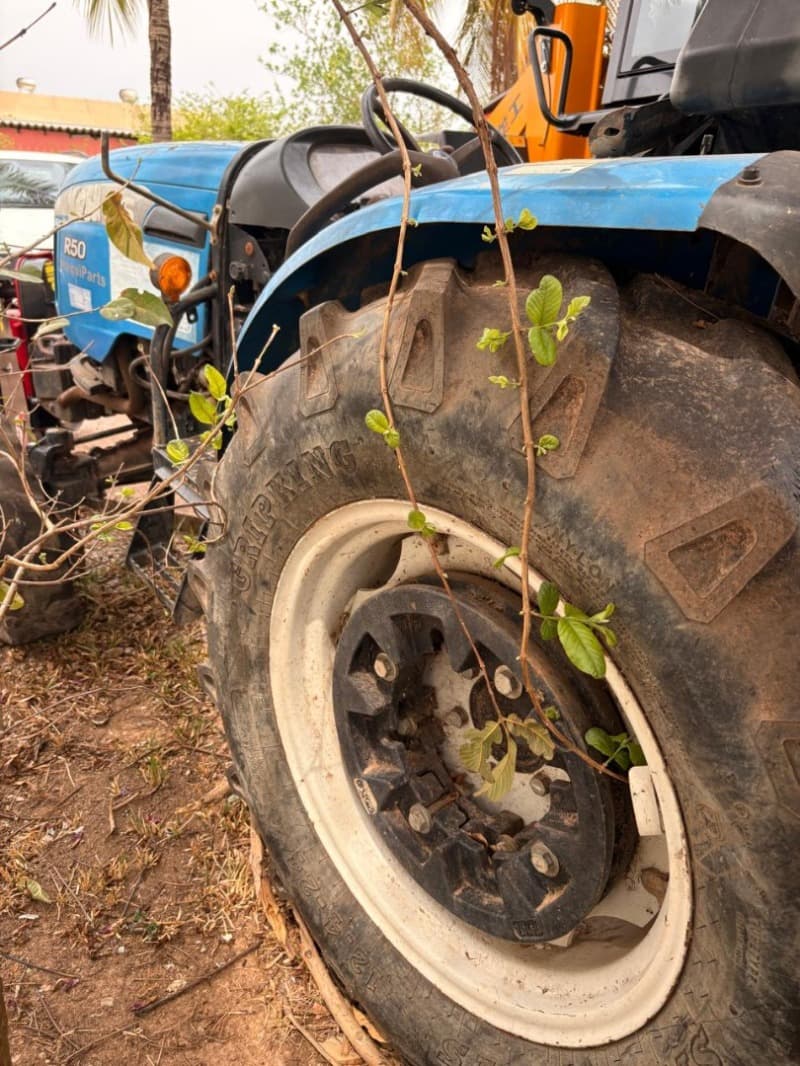 TRATOR LS R50, COR AZUL(secretaria da agricultura) - leilão extrajudicial - Cuiabá / MT MT - lance mínimo R$ 25.000