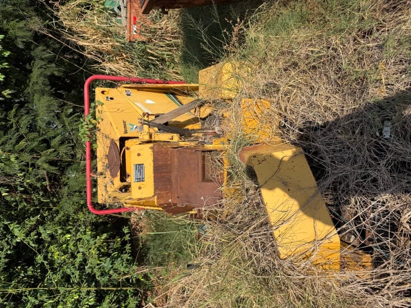 Maquina trituradora de galhadas Vermeer BC1000 XL49, cor amarela, ano nao identi - leilão extrajudicial - Cuiabá / MT MT - lance mínimo R$ 8.000