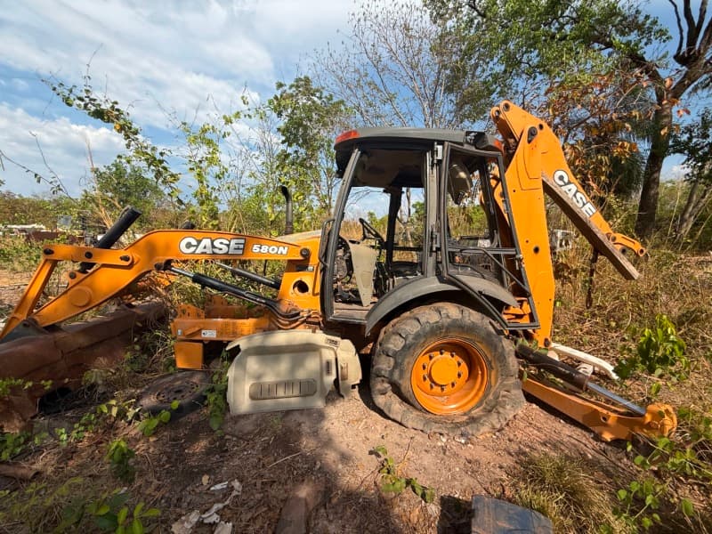 CHASSI Retroescavadeira Case 580N, ano nao identificado (oficina ferro velho) - leilão extrajudicial - Cuiabá / MT MT - lance mínimo R$ 5.000