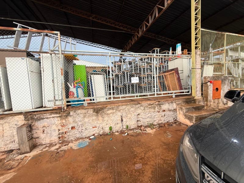 Moveis diversos: mesas, carteiras escolares, cadeiras, mesas, fogoes, armarios, - leilão extrajudicial - Não informado BR - lance mínimo R$ 5.000