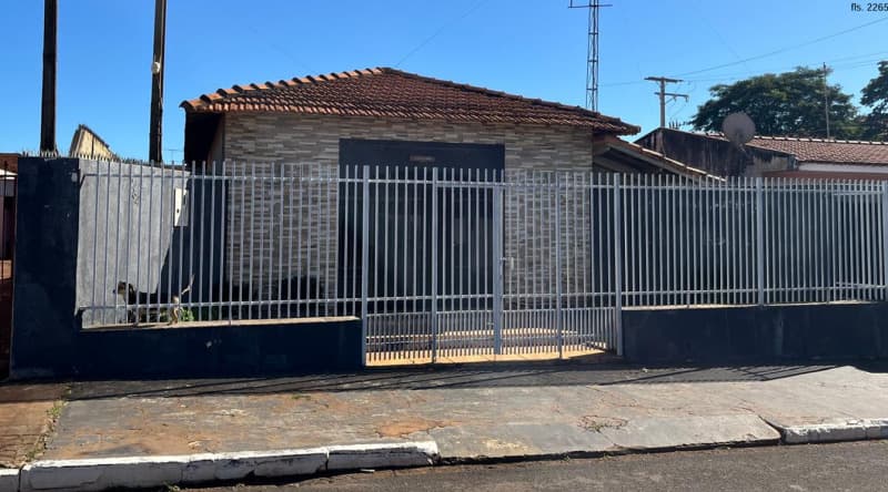 Um terreno, contendo atualmente uma casa de tijolos coberta de telhas, medindo 10 (dez)... - leilão judicial - Ipaussu SP - lance mínimo R$ 304.708