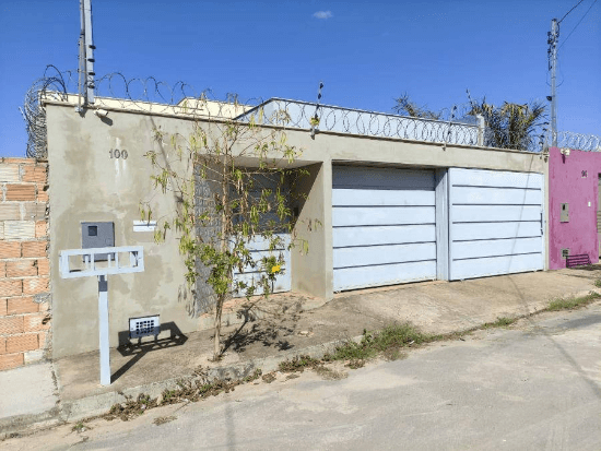 Casa - Lagoa da Prata - MG - Residencial,Comercial - Rua Jose Pio, 100, Americo Silva, Lagoa Da Prata, MG, 35590226. Casa, Padrão, Ocupado, 1 vaga(s) de garagem. Área(s): 300 m² de área terreno, 190,37 m² de área construída, 190,37 m² de área privativa. Matrícula(s): 43.063. Cartório: CRI DE LAGOA DA PRATA. Inscrição da Prefeitura: 01.10.012.0235.0001. A ARREMATAÇÃO NÃO CONTEMPLA BENS MÓVEIS, VEÍCULOS E QUAISQUER OBJETOS QUE EVENTUALMENTE APAREÇAM NAS IMAGENS. - leilão extrajudicial - Não informado BR - lance mínimo R$ 366.320