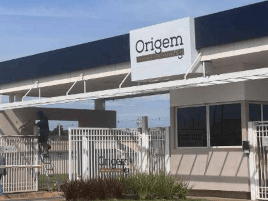 Casa - Várzea Grande - MT - Residencial,Comercial - Avenida Universitária, S/N, Casa 14, Modelo 02, Emprendimento Origem Vg, Sesmaria Chapéu Do Sol, Várzea Grande, MT, 78110000. Casa, Em condomínio, Ocupado. Área(s): 76,4 m² de área construída, 76,4 m² de área privativa, 128,18 m² de área comum. Matrícula (s): 119.022. Cartório: 1º CRI DE VÁRZEA GRANDE. Inscrição da Prefeitura: 000000000196643. A ARREMATAÇÃO NÃO CONTEMPLA BENS MÓVEIS, VEÍCULOS E QUAISQUER OBJETOS QUE EVENTUALMENTE APAREÇAM NAS IMAGENS. - leilão extrajudicial - Não informado BR - lance mínimo R$ 326.800