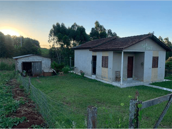 Casa - São Pedro Das Missões - RS - Residencial,Comercial - Avenida 21 De Abril, 0, Centro, Sao Pedro Das Missoes, RS, 98323000,, Casa, Padrão, Ocupado, 1 vaga(s) de garagem. Área(s): 1258,39 m² de área terreno, 81,48 m² de área construída. Matrícula(s): 34.668. Cartório: CRI PALMEIRA DAS MISSÕES. Inscrição da Prefeitura: 000234. ,, - leilão extrajudicial - Não informado BR - lance mínimo R$ 122.400