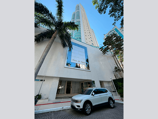 Apartamento com Dupla Vaga de Garagem - Balneário Camboriú - SC - Residencial - Balneário Camboriú/SC. Bairro dos Pioneiros. Rua Miguel Matte, 252. Apartamento 2002 e Vaga de Garagem Dupla 38/38A. Edifício Residencial e Comercial Torre de Lyon. Áreas: privativa 139,60m² (apartamento), 25 ,00m² (Vaga) e frações ideais de 1,0789% (apartamento), 0,1979% (Vaga). Matrículas 106.216 (apartamento) e 106.323 (Vaga) 1º RI local. - Não informado BR - lance mínimo R$ 2.262.000