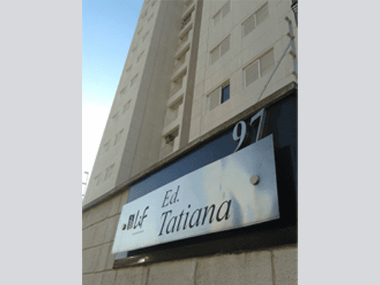 Apartamento - Americana - SP - Residencial - Americana/SP. Loteamento Catharina Zanaga. Rua José Zanetti, 97. Apartamento 603 (6º andar) com uma vaga de garagem. Condomínio Edifício Tatiana. Áreas: privativa 53,45m² e fração ideal de 0,833167%. Matrícula 122.477 (CNM: 119909.2.0122477-75) do RI local. - leilão extrajudicial - Não informado BR - lance mínimo R$ 398.425