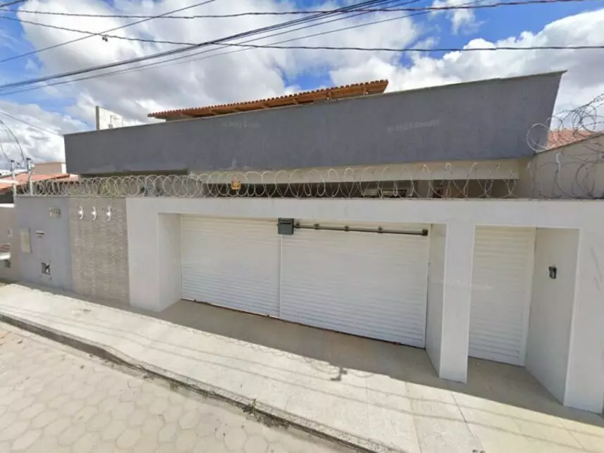Casa à venda em leilão - leilão extrajudicial - Nanuque MG - lance mínimo R$ 304.355