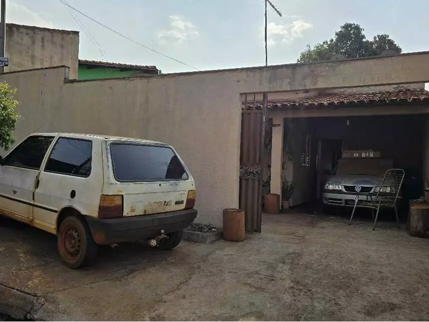 Casa à venda em leilão - leilão extrajudicial - Santa Helena De Goiás GO - lance mínimo R$ 138.400