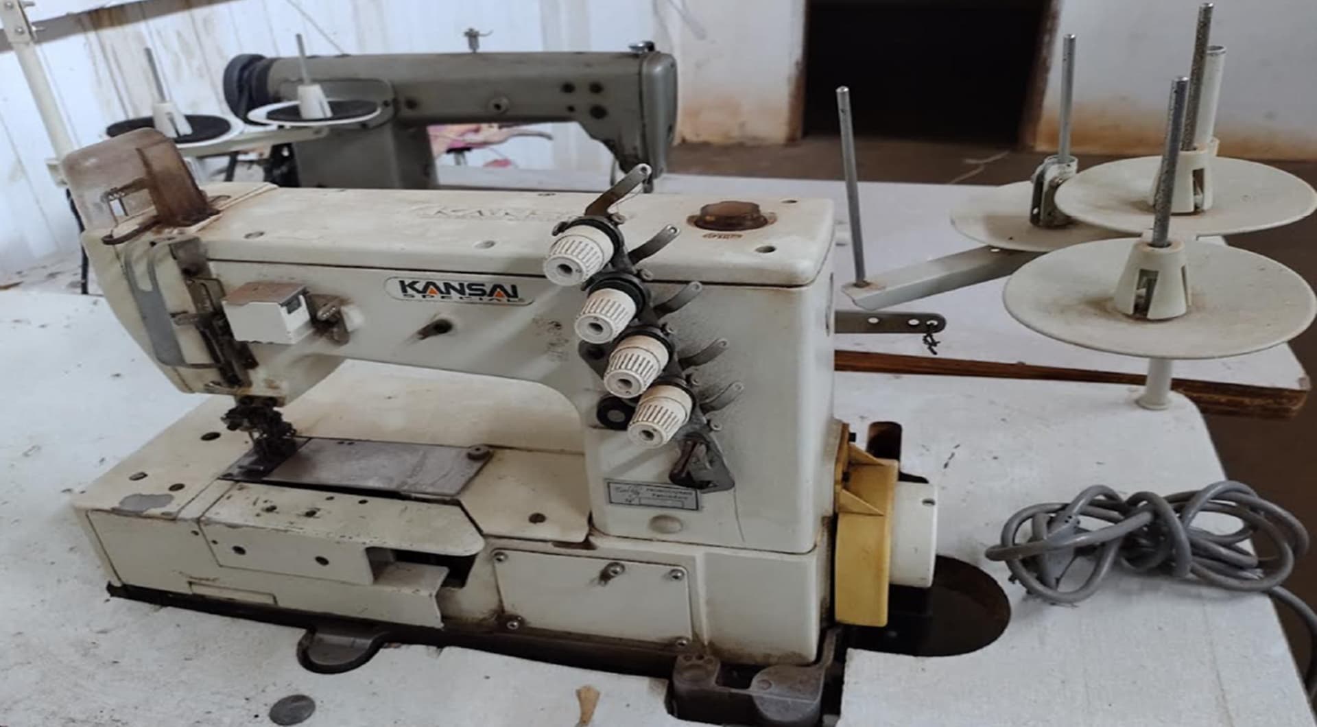 01 máquina de coluna adaptada Kansal - leilão judicial - Não informado BR - lance mínimo R$ 3.150