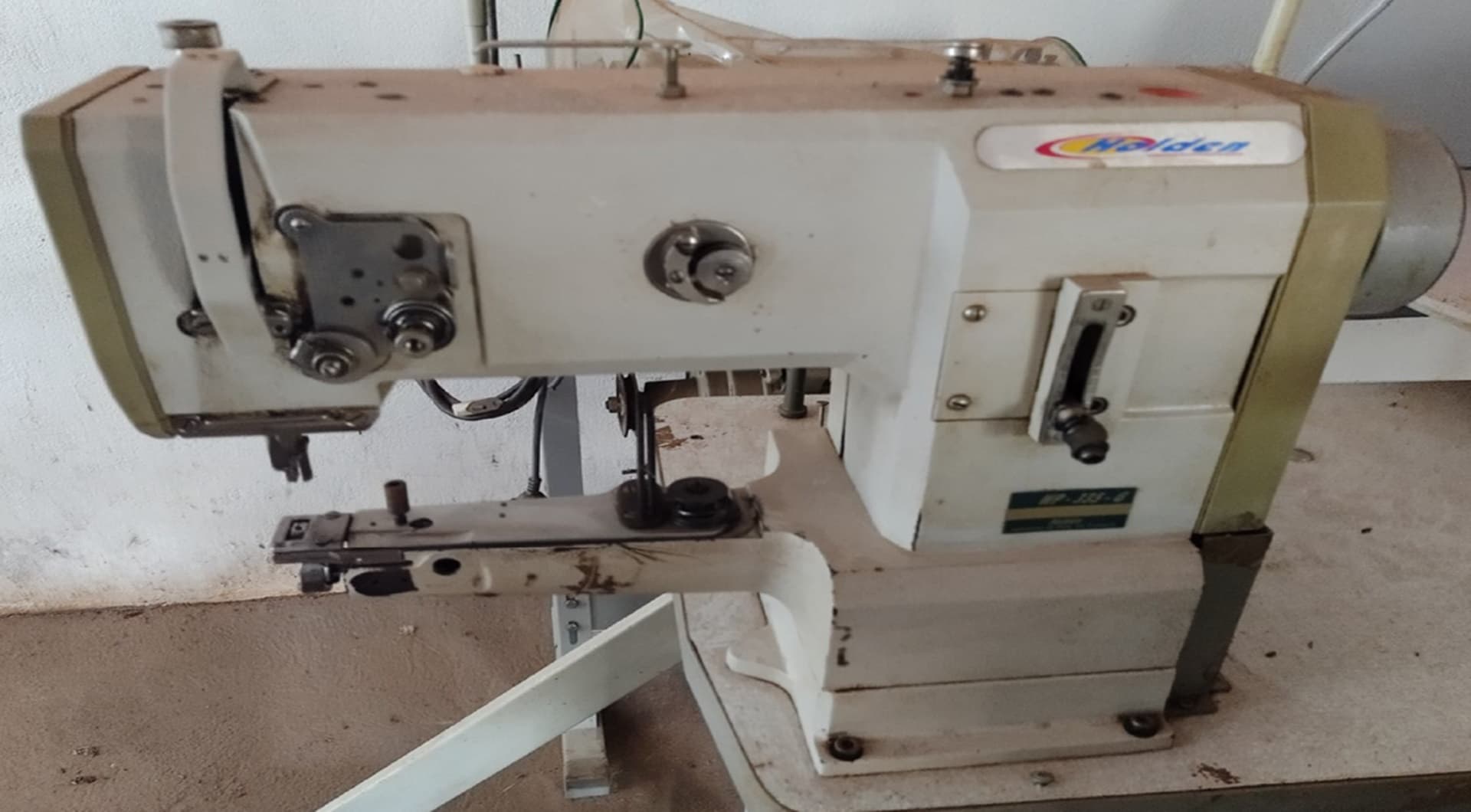 01 máquina de braço Holden - leilão judicial - Não informado BR - lance mínimo R$ 3.850