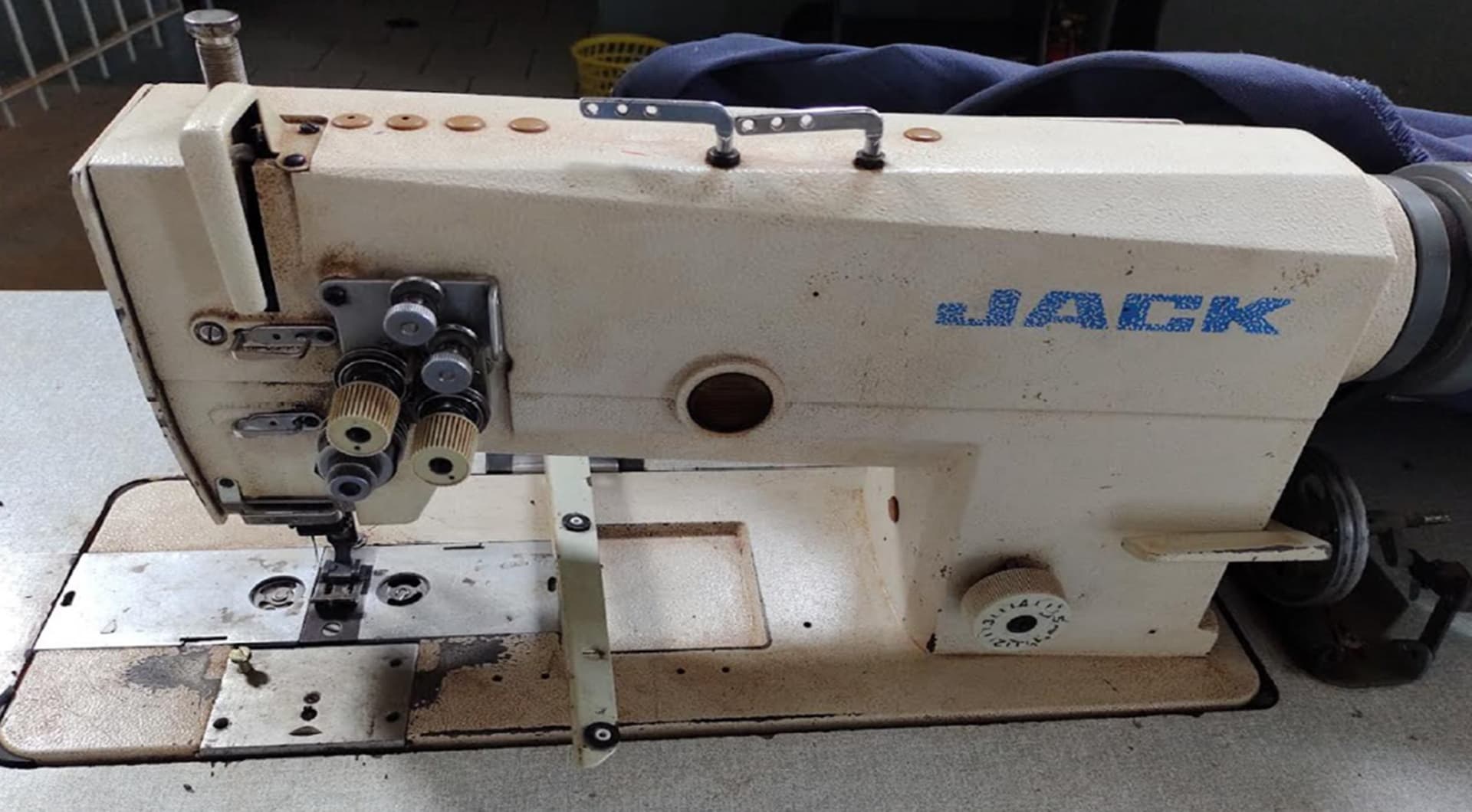 01 máquina pespontadeira Jack - leilão judicial - Não informado BR - lance mínimo R$ 3.150