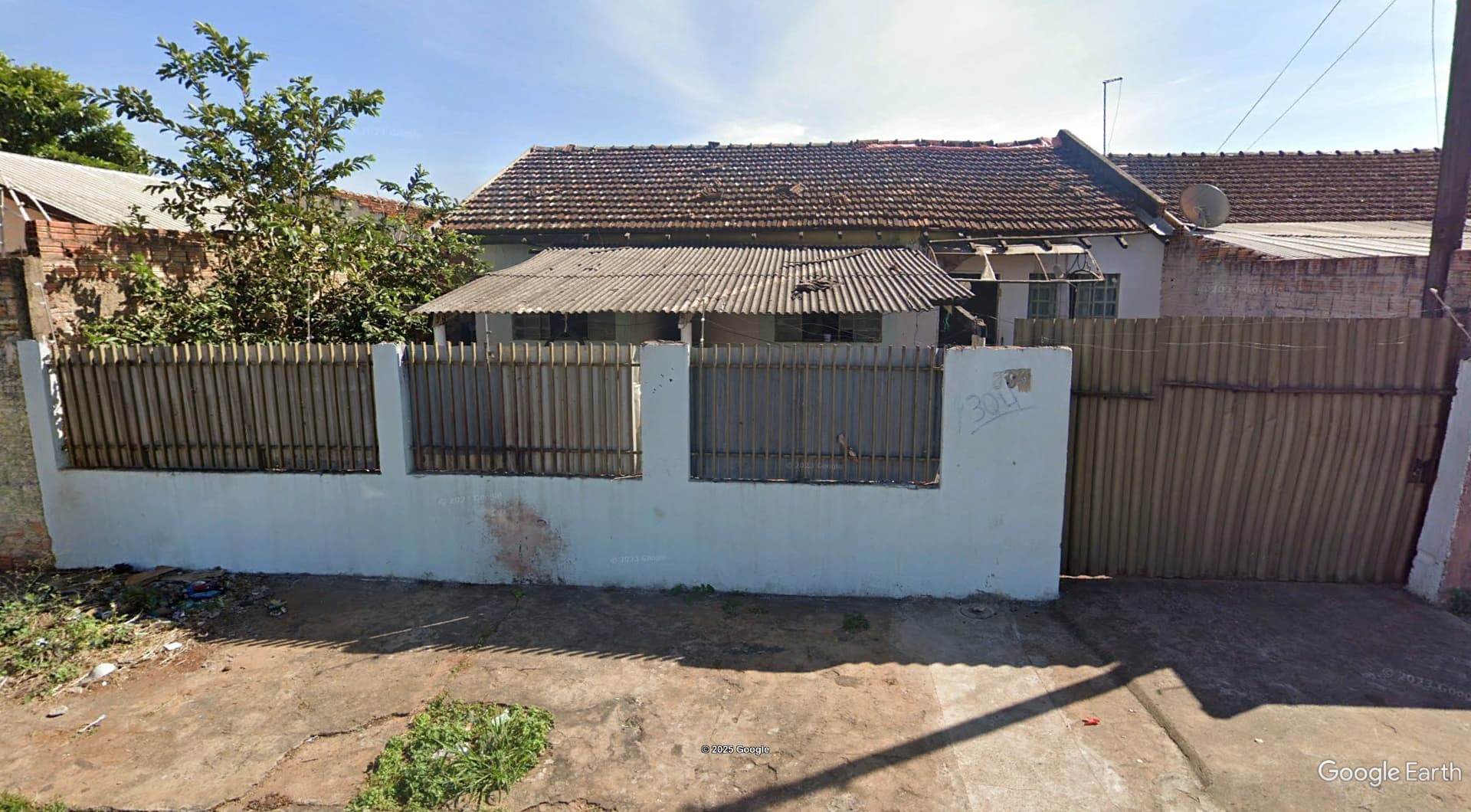 Direitos - Imóvel c/ 217,25m² no Conj. Casa da Família/Palmares em Arapongas/PR - leilão judicial - Arapongas PR - lance mínimo R$ 62.500