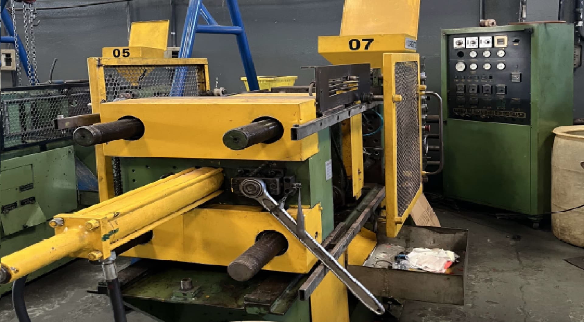 01 máquina injetora, modelo IPH 60/100 - leilão judicial - Não informado BR - lance mínimo R$ 10.357