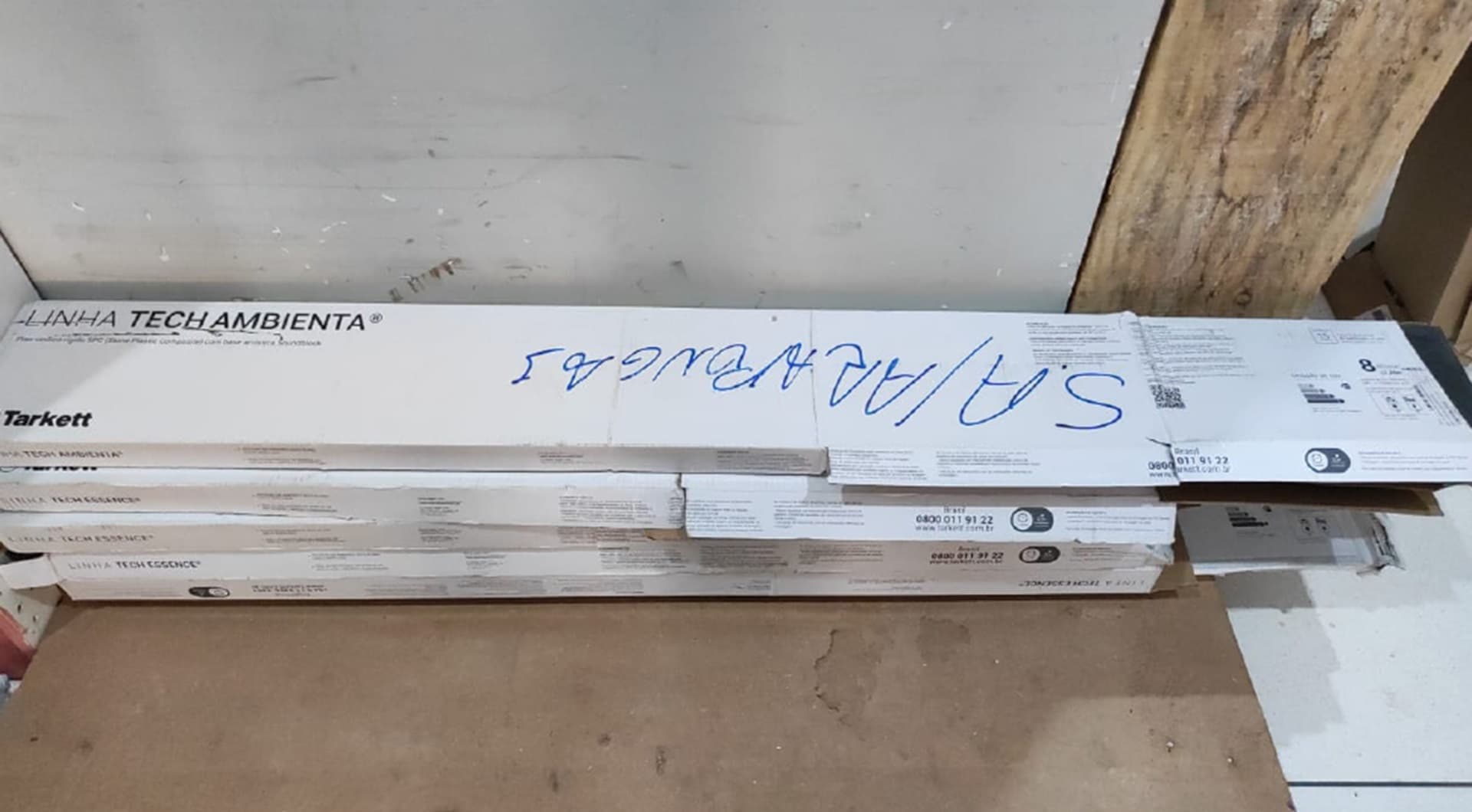 06 caixas de piso vinílico, marca Tarkett - leilão judicial - Não informado BR - lance mínimo R$ 1.452