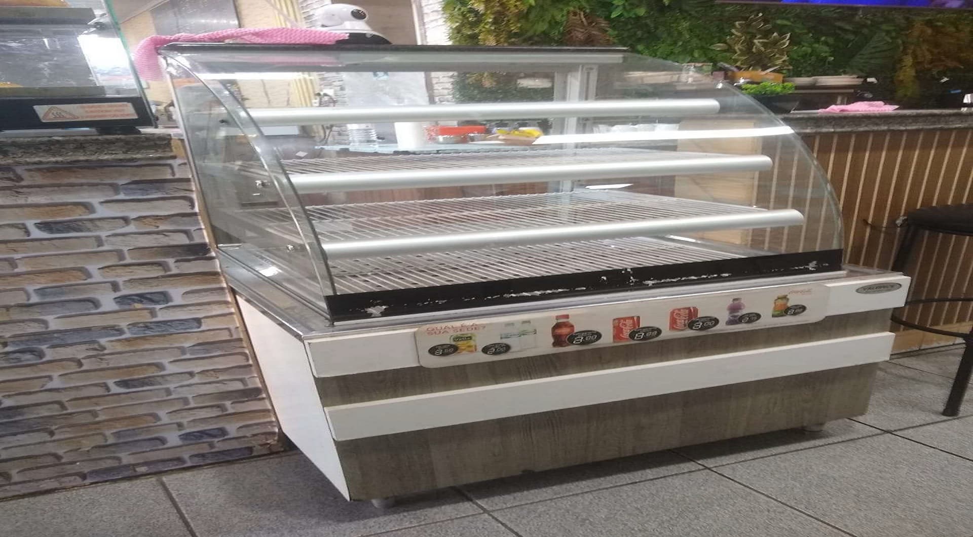 01 balcão refrigerado em vidro, sem marca aparente - leilão judicial - Não informado BR - lance mínimo R$ 800