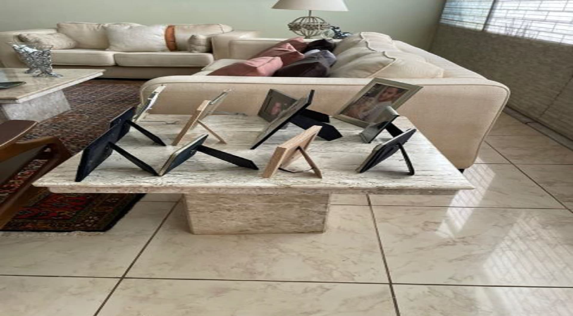 02 mesas de canto de mármore - leilão judicial - Não informado BR - lance mínimo R$ 841