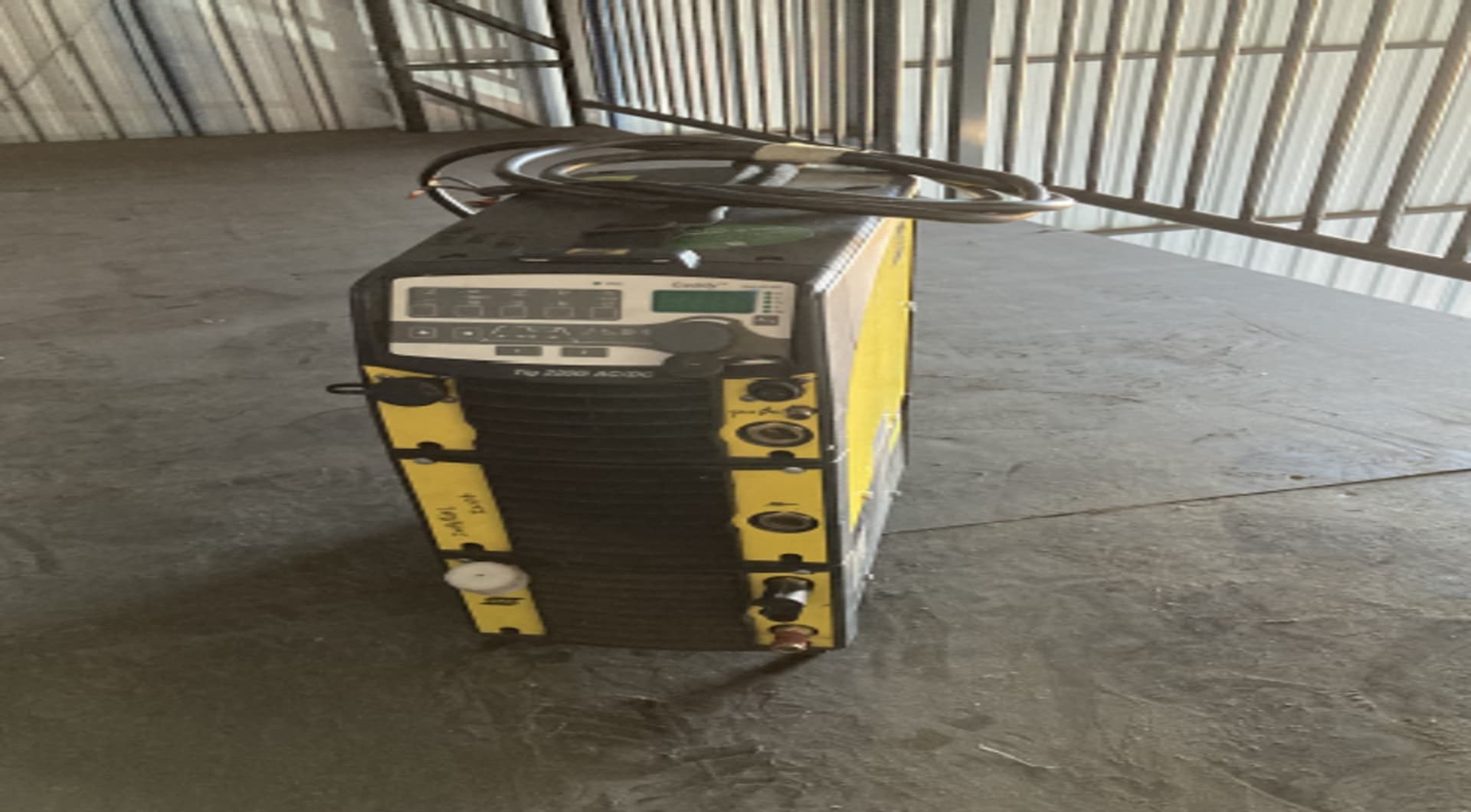 01 máquina de solda TIG 2200I AC/DC, tipo Caddy TA34 - leilão judicial - Não informado BR - lance mínimo R$ 7.500