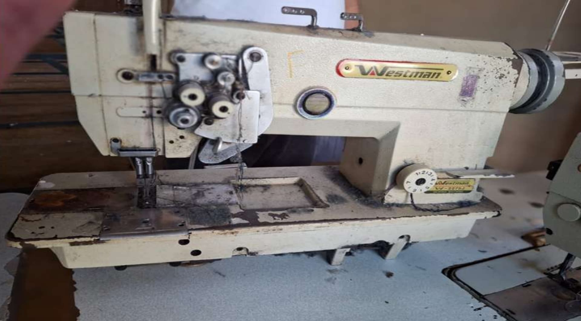 01 máquina de costura pespontadeira, marca Westman - leilão judicial - Não informado BR - lance mínimo R$ 1.465