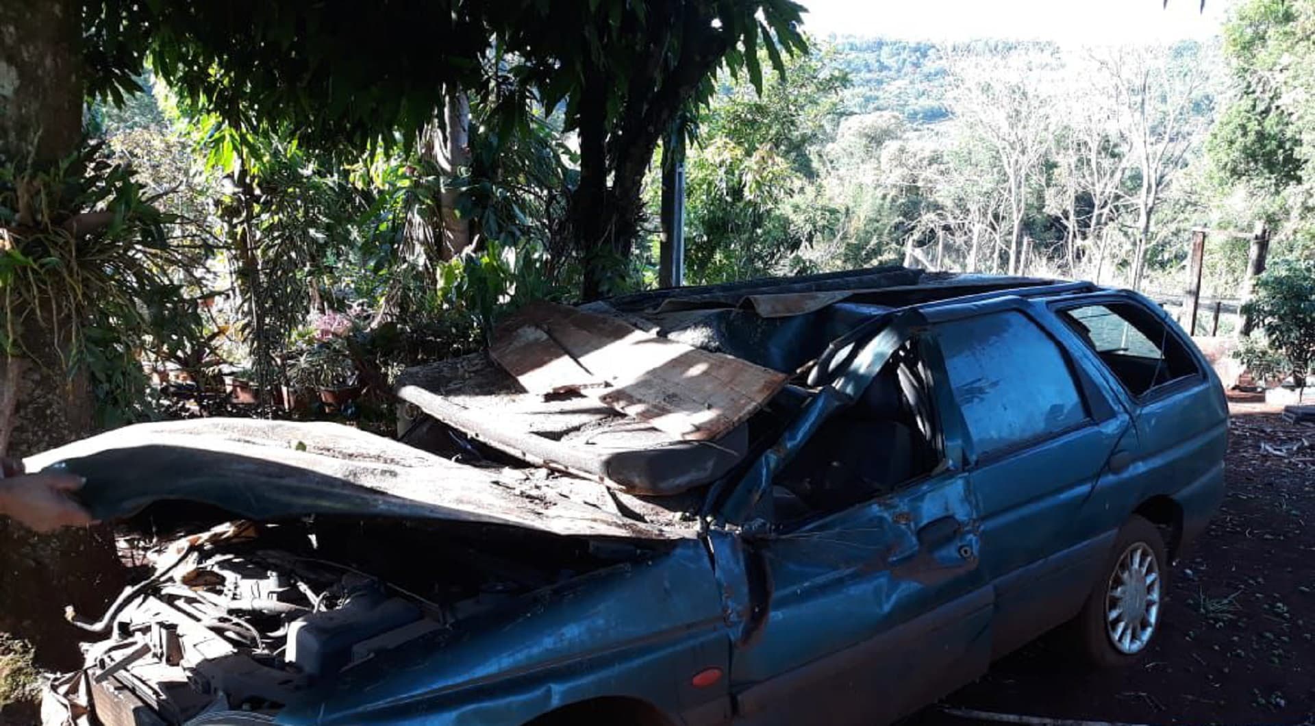 Sucata - Ford Escort GLX 16VF, 96/97 em Londrina/PR - leilão judicial - Londrina PR - lance mínimo R$ 1.800