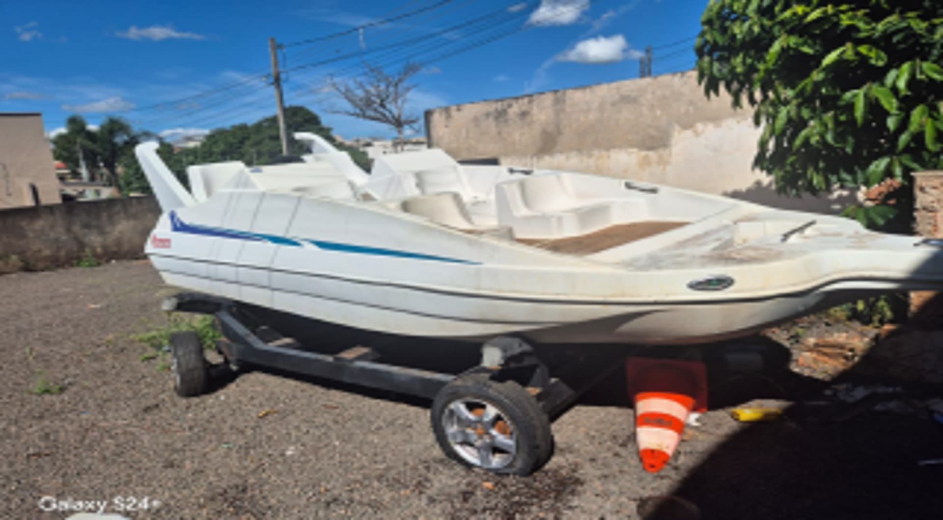 01 lancha, marca Diamar - leilão judicial - Não informado BR - lance mínimo R$ 4.500